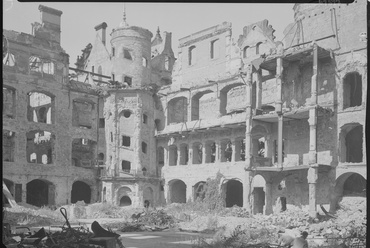 A romos nagyudvar 1945-ben, Forrás: deutschefotothek.de