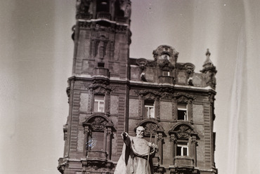 fortepan_22929: Ferenciek tere (Apponyi tér). Pázmány Péter szobra a Kígyó utca torkolatánál, 1943. Forrás: Fortepan / Fortepan/Album002