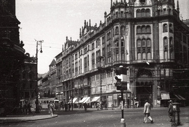 fortepan_129399: Ferenciek tere (Felszabadulás tér) a Belvárosi Ferencesek temploma elől a Kígyó utca felé nézve, 1953. Forrás: Fortepan / Horváth Miklós dr