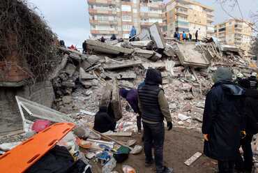 Egy összedőlt épület Diyarbakırben. Forrás: Wikimedia Commons, VOA