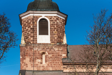 A tatárjárás idején már álló tornya a 14. században kapta meg a ma látható tetejét, azóta az összképe alig változott. Tornya faragott, a többi fala szabálytalan kőből épült.