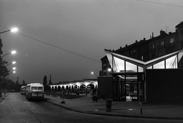 A budapesti Kosztolányi Dezső téren, az akkori Bukarest utcában 1963-ra készült el a modern buszpályaudvar. Forrás: Fortepan/UVATERV