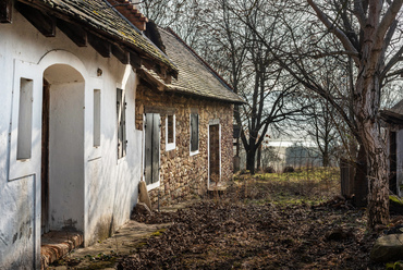 A Káli-medencében is népszerű építőanyag volt a vörös homokkő, bár az épületek célszerű vakolása a legtöbb esetben elfedi. Néhány szép kivétel Kékkút belterületén ma is az eladó, felújításra érdemes házak listáját gazdagítja.