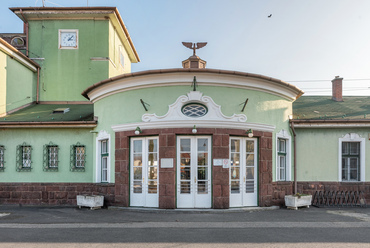 Balatonalmádi egységes típusterv szerint épült vasútállomása 1930-ban látványos neobarokk szárnnyal bővült. Világoszöld vakolata és vörös homokkő falai egyedi színösszeállítást adnak. 