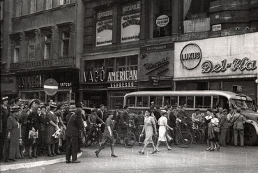 fortepan_128963: A Petőfi Sándor utca torkolata a Ferenciek tere (Apponyi tér) felől nézve, 1939. Forrás: Fortepan / Gali