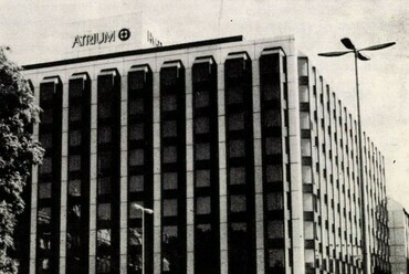 A hotel a régi felirattal a tetején, Kép forrása: Magyar Építőipar, 1985/11.sz.
