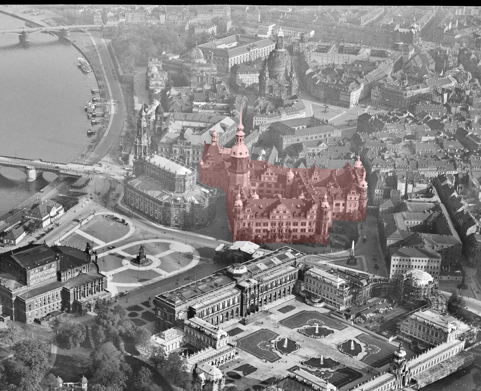 A palota az óváros szövetében a Theaterplatz és a Zwinger mellett 1930 körül, Forrás: deutschefotothek.de