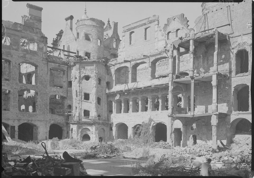 A romos nagyudvar 1945-ben, Forrás: deutschefotothek.de