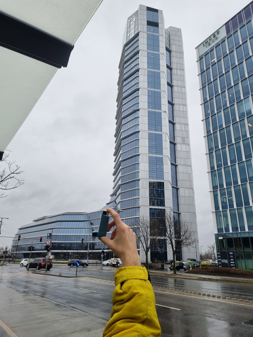 Asztma spray inhalátor és MOL Campus. Fotó: Pszota Dalma