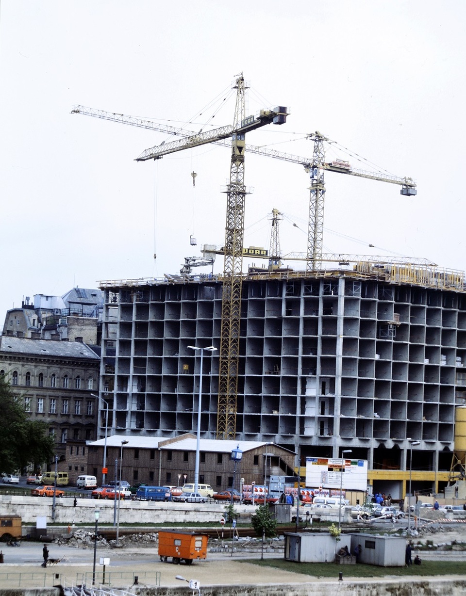 Az Atrium Hyatt szálloda építkezése, Forrás: Fortepan, Adományozó: Szalay Zoltán