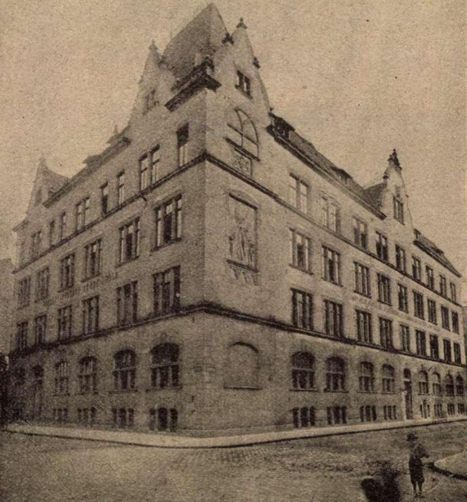 A VII. kerületi Peterdy-utcai Községi Polgári Leányiskola 1906-ból származó értesítőjében közzétett fotó az épületről. Forrás: Arcanum