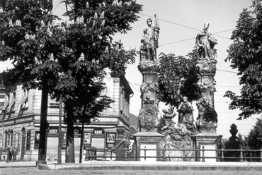 A Flórián téren volt Fogadalmi oltár (szent Flórián, szent Fülöp, szent Károly szobraival) 1928. Forrás: Fortepan / Benke Imréné