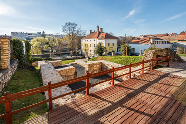 Az iskolával szemközti plébániatemplomot is építtető Turul ispán 18. századi birtokközpontjának romjai szintén rekonstruált állapotban láthatók.