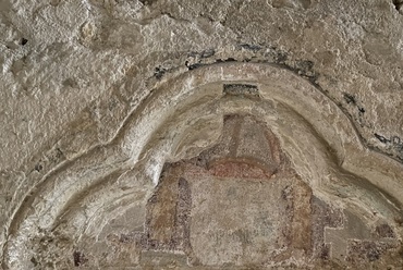 A kápolna tere felől, a háromkaréjos nyílás orommezőjében előkerült Vetési Albert püspök festett címere.