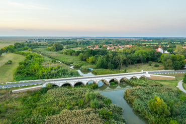 A történelmi Magyarország legnagyobb kőhídja, a híres hortobágyi kilenclyukú híd a hídfők között 93 méter hosszú. A Debrecenből Bécs felé haladó ősi marhahajtó úton már 1346-ban fahíd épült ezen a helyen, amelynek sokadik utódját 1833-ra cserélte kőhídra 