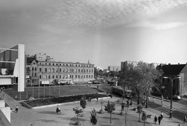Rálátás a Flórián térre a Budapesti Rádiótechnikai Gyár (BRG), az egykori Dohánygyár épületére a Flórián üzletközpontból. 1978. Forrás: Fortepan / FŐMTERV
