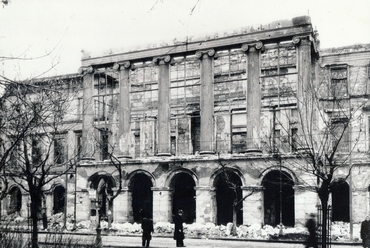 A bombatámadás következtében megrongálódott új Lloyd-palota, 1945-ben. Forrás: Fortepan