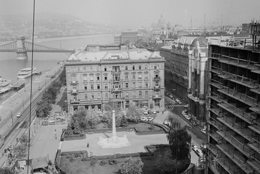 A Vigadó tér és a Thonet-udvar az épülő Hotel Duna Intercontinental épületéből nézve, 1968-ban. Forrás: Fortepan / Bauer Sándor