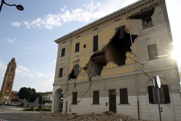 A megrongálódott városháza. Forrás: Wikimedia Commons / Alessandro Canella