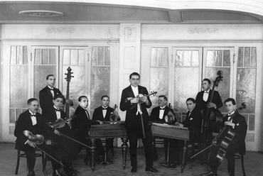 Kovács (később Savaria) Szálló, a kávéházban laki Farkas Jenő cigányprímás és zenekara, 1928. Forrás: Fortepan / Farkas Jenő