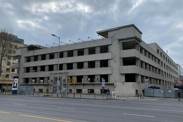 Zajlanak az egykori Modiano-gyár épületének bontási munkái. Fotó: Építészfórum	