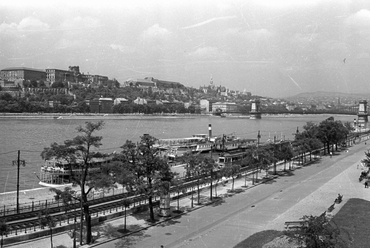 Vigadó téri hajóállomás, a Dunakorzó és a Vigadó tér a Duna szállóból nézve, háttérben a budai Vár és a Széchenyi Lánchíd, 1957. Forrás: Fortepan / Bauer Sándor