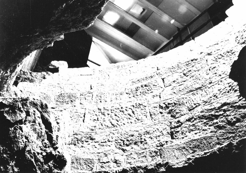 Egy fotó, amelyen még látszik az ekkorra már átalakított bordás vasbeton födém, Kép forrása - Nagy Emese: Az esztergomi királyi palota, Az 1934–1969 között végzett régészeti kutatások eredményei kézirat illusztrációja