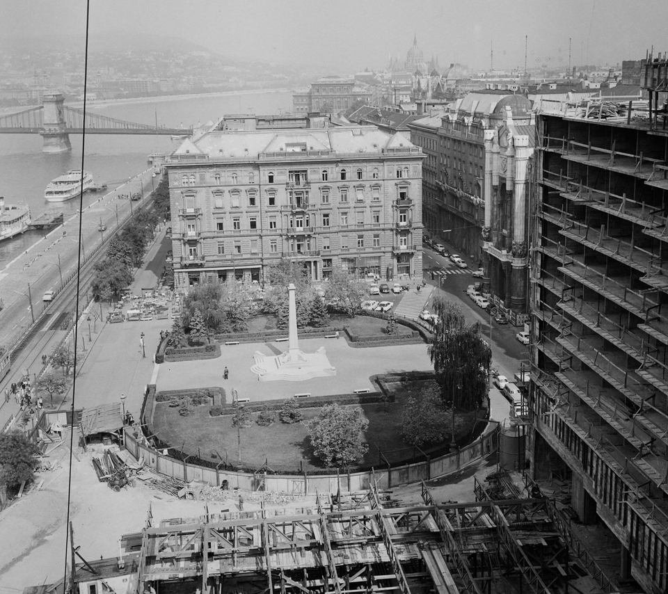 A Vigadó tér és a Thonet-udvar az épülő Hotel Duna Intercontinental épületéből nézve, 1968-ban. Forrás: Fortepan / Bauer Sándor