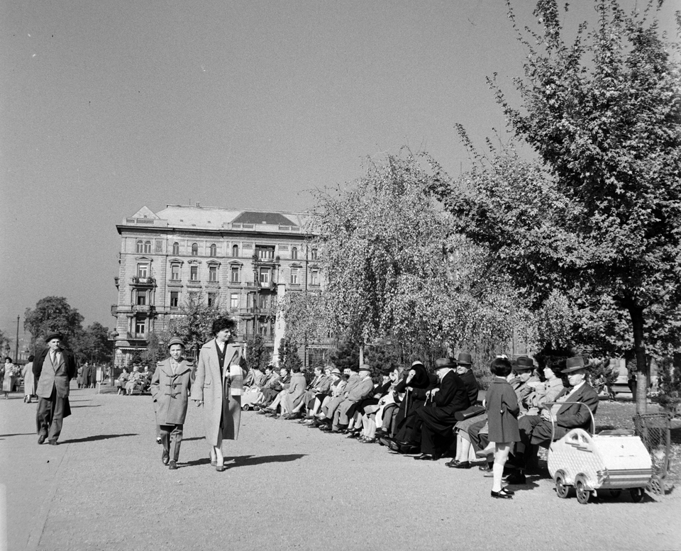 Dunakorzó a Vigadó térnél, háttérben a Thonet udvar épülete, előtte a fáktól takarva, a szovjet repülős hősi emlékmű, 1960. Forrás: Fortepan / Bojár Sándor