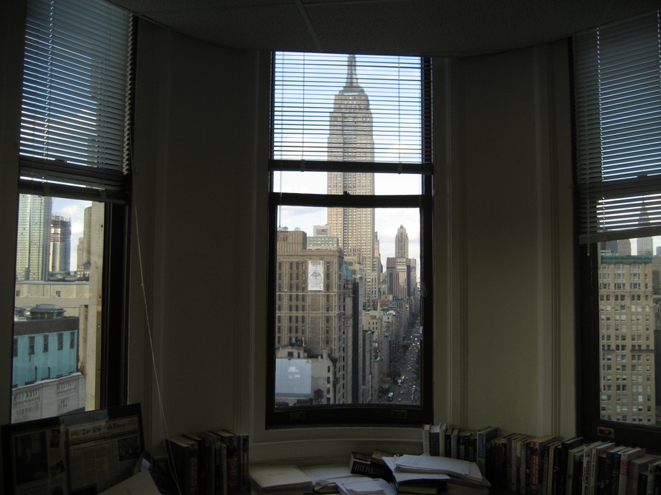 Kilátás északi irányba az Empire State Buildingre az épület élén levő egyik irodából. Forrás: Wikimedia Commons / nautical2k