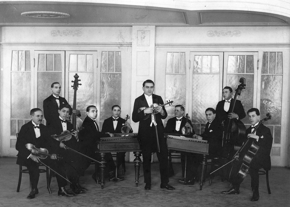 Kovács (később Savaria) Szálló, a kávéházban laki Farkas Jenő cigányprímás és zenekara, 1928. Forrás: Fortepan / Farkas Jenő