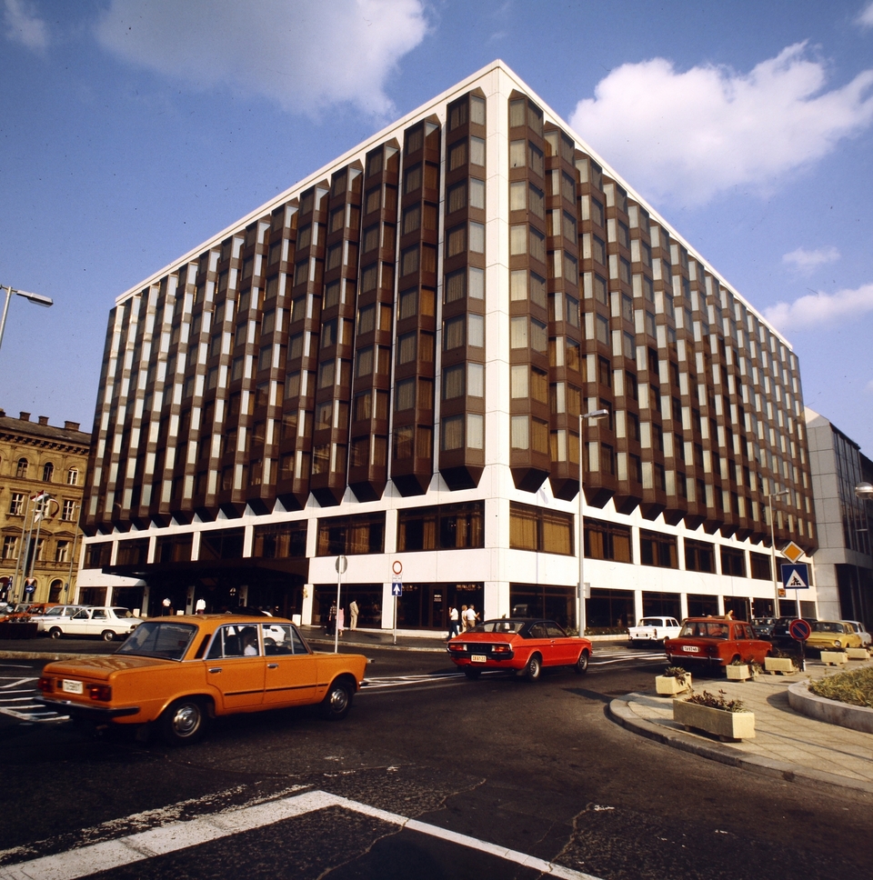 Széchenyi István (Roosevelt) tér, Atrium Hyatt szálloda, 1982. Forrás: Fortepan / Gábor Viktor