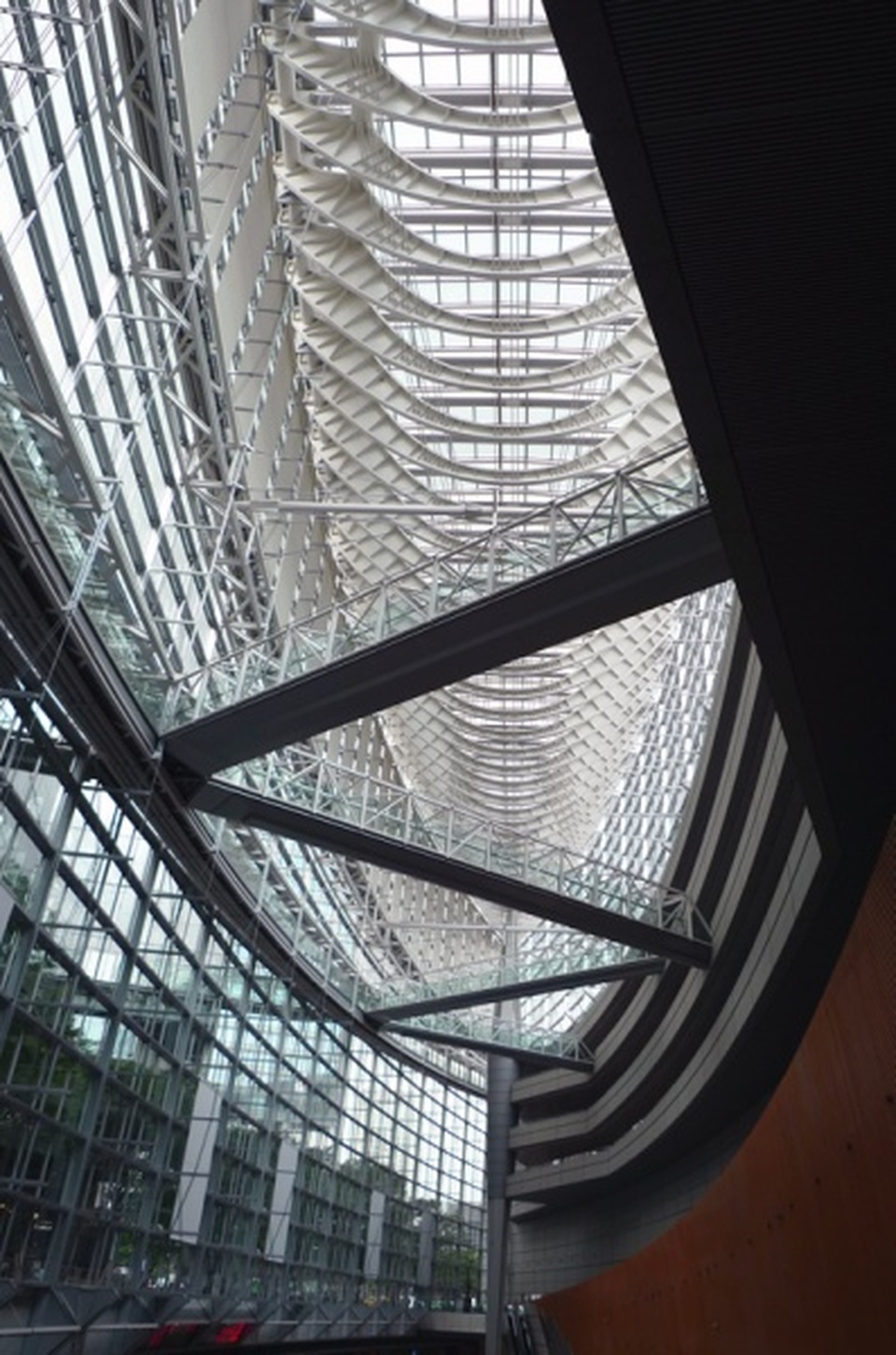 Tokyo International Forum - az átrium "bálnacsontváz" alakú tetőszerkezete,fotó- Kovács Bence