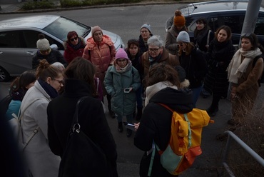 A nőnapi séta egyik megállója a Pázmándi Margit által tervezett Hegyalja út 1. lakóháznál / fotó: Kátai Ádám