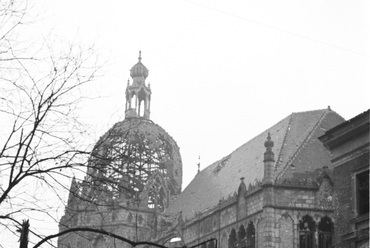 Az Iparművészeti 1956-os sérülései. Jól látható a szétlőtt kupola és a kiégett könyvtár (a belváros felé eső sarkon). Fotó: Fortepan / Berkó Pál