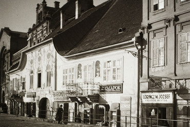 Batthyány tér 4., az egykori Fehér Kereszt fogadó, 1936. Forrás: Fortepan / Ebner