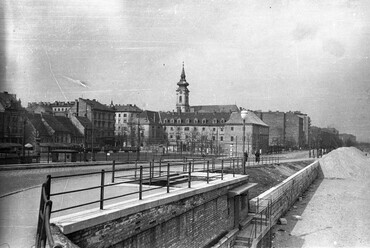 Batthyány tér és a Bem rakpart a Kossuth híd lehajtójáról nézve, 1952. Forrás: Fortepan / UVATERV