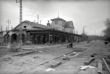 Balatonalmádi (ekkor Balatonalmádi fürdő) vasútállomás. Felvétel: 1945 / Forrás: Fortepan 175213, Vörös Hadsereg