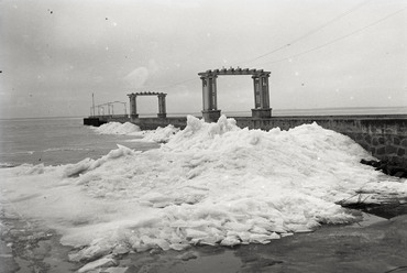 Balatonalmádi móló mellett jégtorlódás, 1932 / Forrás: Fortepan 183476, Magyar Műszaki és Közlekedési Múzeum / BAHART Archívum