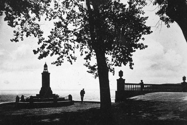 Balatonalmádi, Sóhajok hídja és az Irredenta örökmécses, 1930 / Forrás: Fortepan 19676, Fortepan