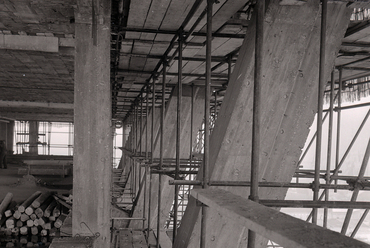 Az építés közben, 1956-ban. Forrás: Wikimedia Commons, Paolo Monti