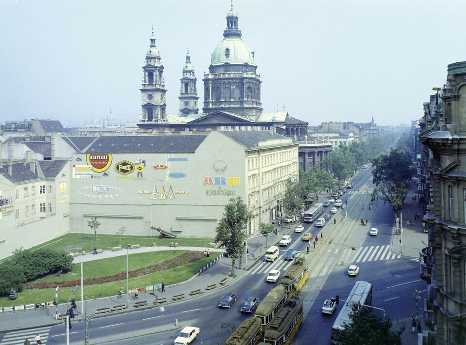 Kilátás a Bajcsy Zsilinszky út és a Bazilika felé, balra József Attila utca torkolata. 1975. Forrás: Fortepan / FŐFOTÓ