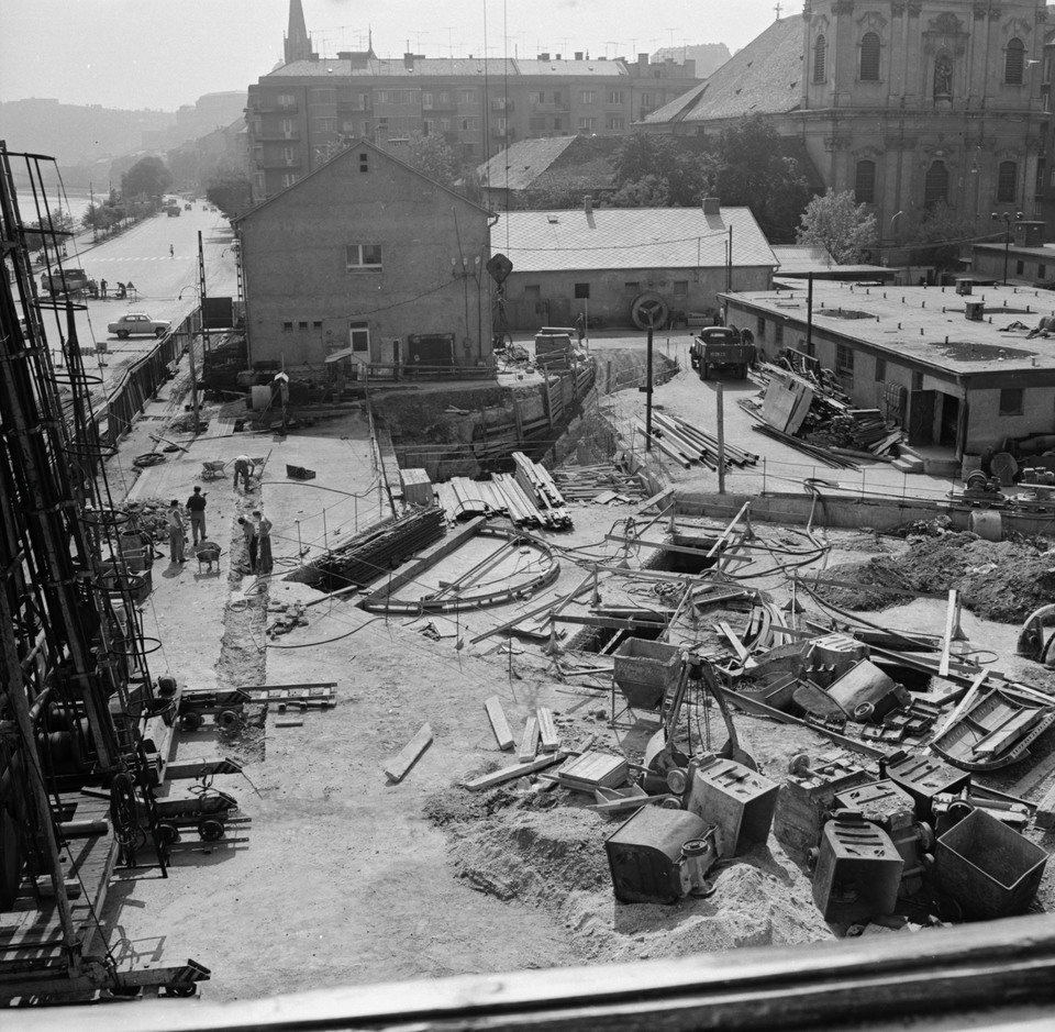Batthyány tér, a metróállomás építési területe, balra a Bem rakpart, jobbra a Szent Anna-templom, 1970. Forrás: Fortepan / FÖMTERV