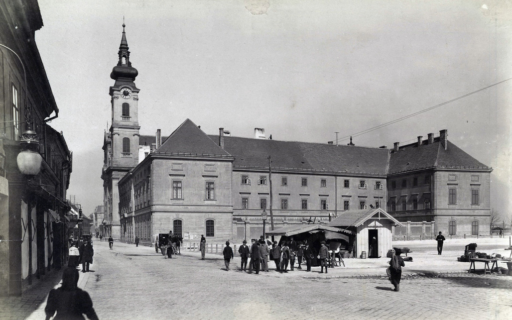 Batthyány tér, az Erzsébet apácák kolostora és kórháza- A felvétel 1890 után készült. A kép forrását kérjük így adja meg: Fortepan / Budapest Főváros Levéltára. Forrás: Fortepan / Budapest Főváros Levéltára / Klösz György fényképei