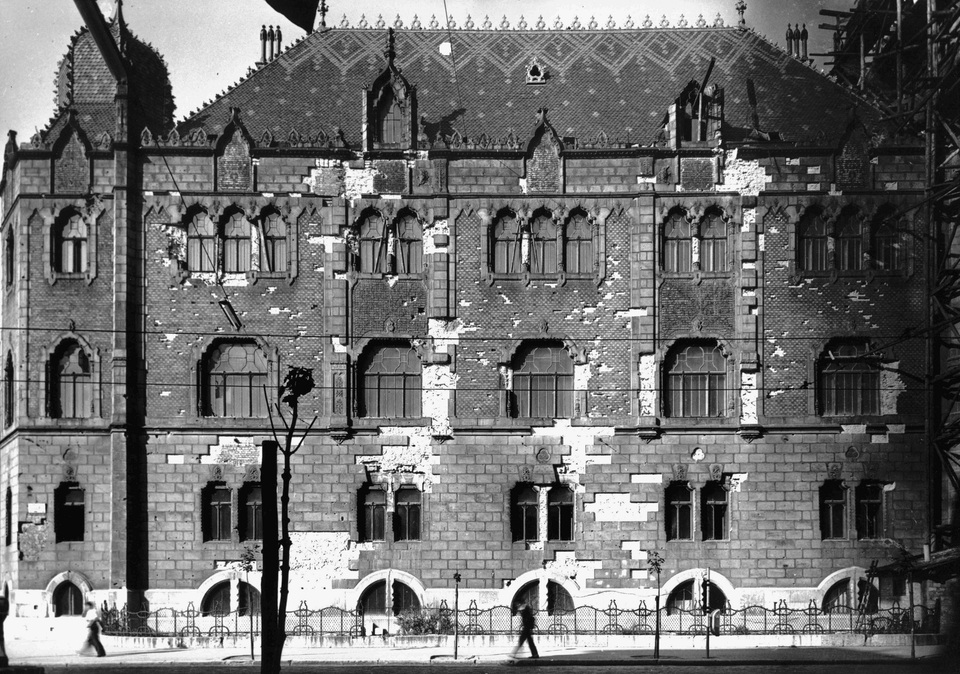 Az Iparművészeti homlokzatának részlete az 1956-os belövésekkel. Fotó: Fortepan / Budapest Főváros Levéltára / Városrendezési és Építészeti Osztályának fényképei