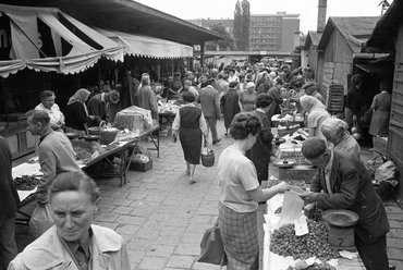 Fehérvári úti piac. Háttérben a Bercsényi utca sarkán álló épület és az Október huszonharmadika (Schönherz Zoltán) utca házsora látszik, 1966. Forrás: Fortepan / ETH Zürich