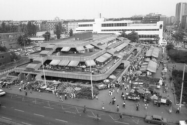 Fehérvári út, piac. Háttérben a Skála Áruház, 1982. Forrás: Fortepan / Magyar Rendőr