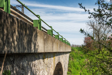 A több mint száz éves híd eredeti korlátjait a közúti előírásoknak megfelelő, vasbetonba ágyazott szalagkorlát váltotta fel.