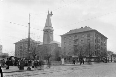 Fehérvári út, szemben az Október huszonharmadika (Schönherz Zoltán) utca, Kelenföldi református templom, 1953. Forrás: Fortepan / UVATERV