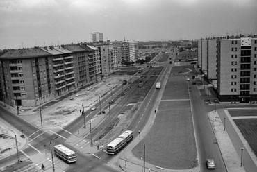 Rálátás az Október huszonharmadika (Schönherz Zoltán) utca - Budafoki út - Irinyi József utca találkozására. Szemben a távolban a Petőfi híd, 1966. Forrás: Fortepan / FŐMTERV